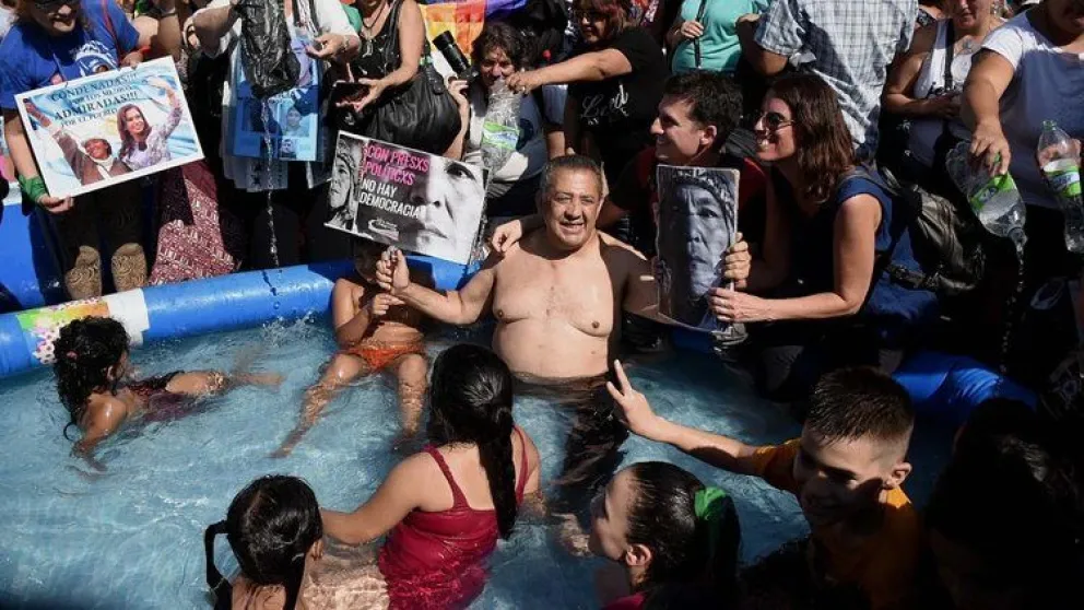 Parece joda: Luis D’Elía, Eugenio Zaffaroni y Amado Boudou hicieron "un piletazo" en el Obelisco