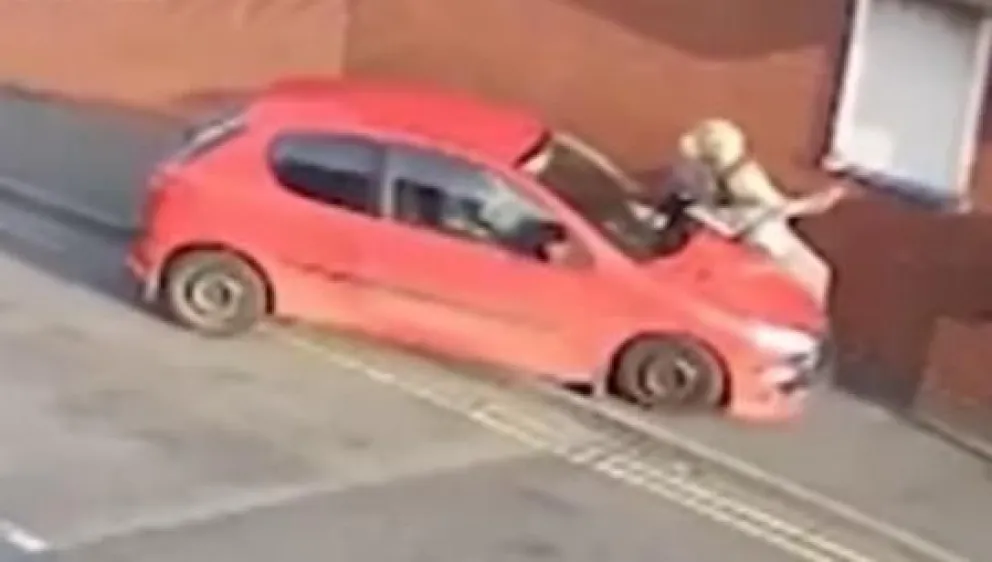 Discusión de tránsito: atropelló a una mujer con su auto y la aplastó contra la pared. VIDEO