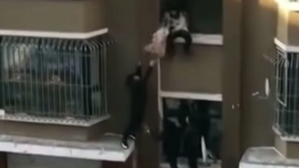 Un bebé cae desde un tercer piso en un incendio y un lechero logra salvarlo