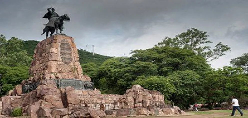 El temporal le llegó al Monumento de Güemes: esto pasó