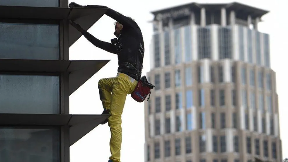 VIDEO, FOTOS: Arrestan al 'Hombre Araña francés' tras trepar por una torre de 47 pisos