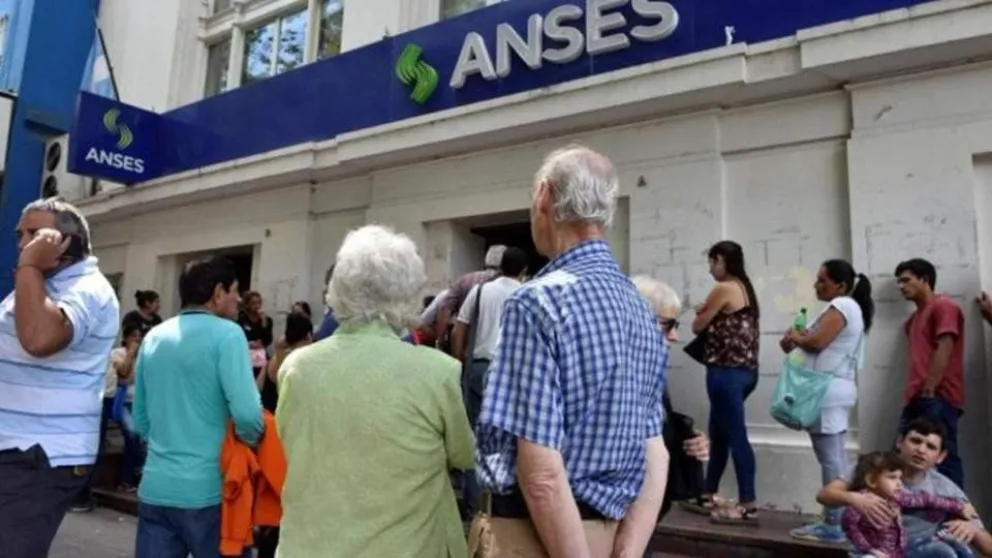Los abuelos y las AUH recibirán un aumento en su haber