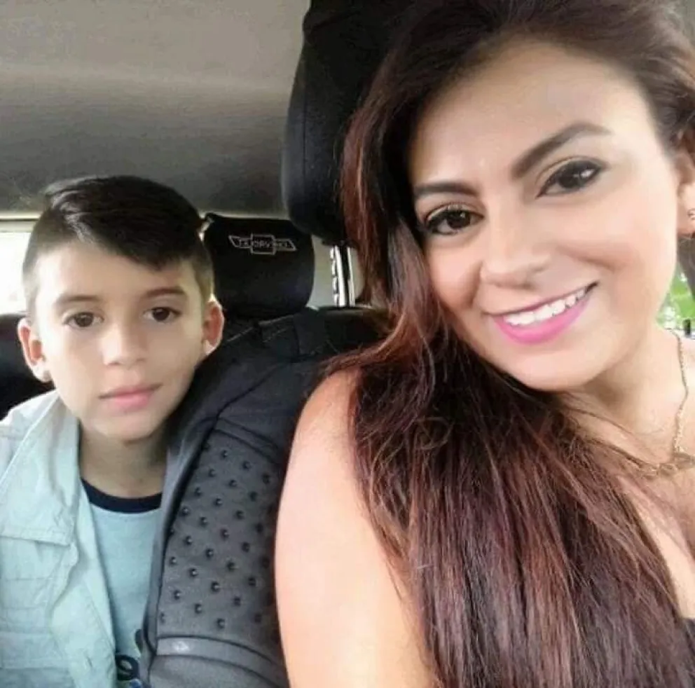 Escalofriantes imágenes: madre desesperada se lanza al vacío con su pequeño hijo