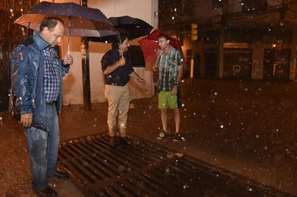 Saénz salió en plena tormenta a supervisar las obras y se encontró con...