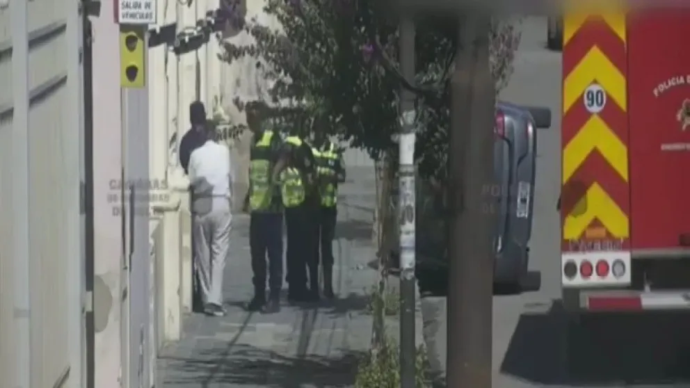 VIDEO. Un remisero volcó en pleno centro de Salta
