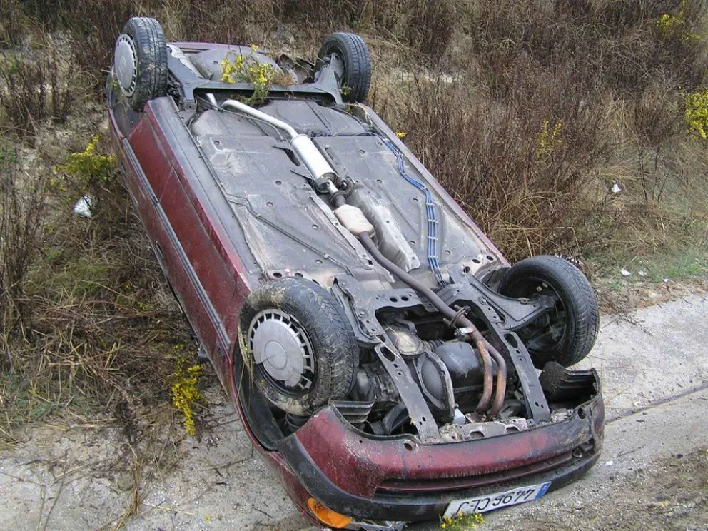 VIIDEO.Espectacular vuelco en zona oeste deja atrapado a su conductor
