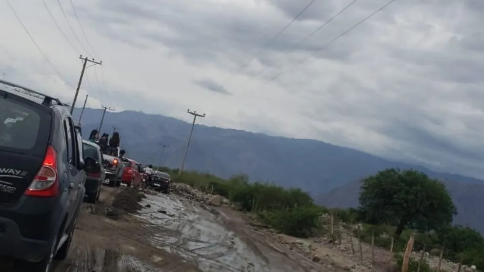 Cientos de salteños varados en la ruta 40 por el temporal