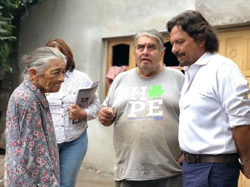 Sáenz no miró para otro lado y se acercó a la abuelita que quedó en la calle