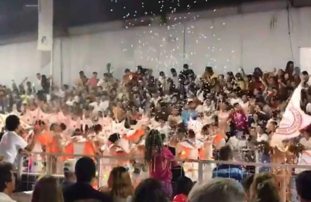 Pánico en carnaval: tribuna se cayó con más de 270 chicos. VIDEO