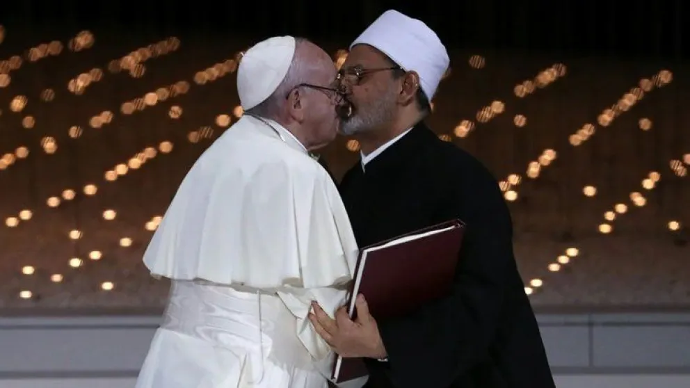 Qué significa el histórico beso entre el Papa Francisco y el imán musulmán