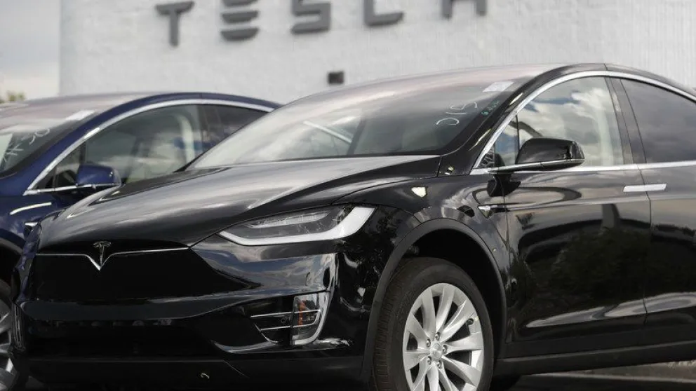VIDEO: Captan a un conductor durmiendo al volante de un Tesla con el piloto automático activado