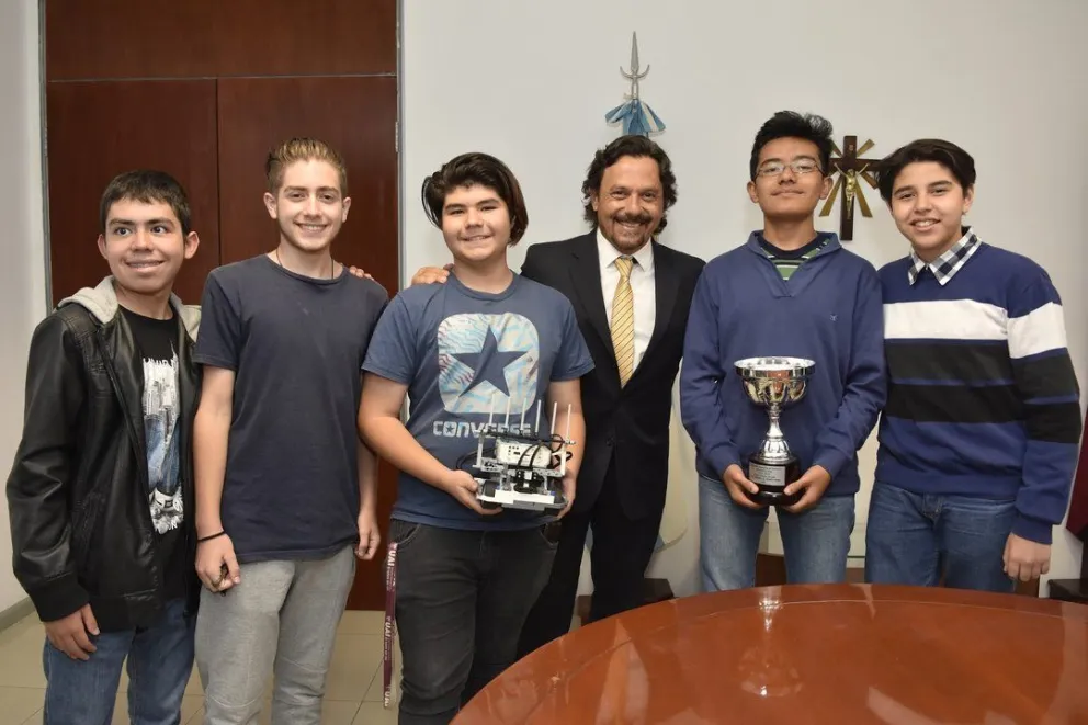 Sáenz recibió a los salteños que ganaron el concurso nacional Robótica 'Roboliga”