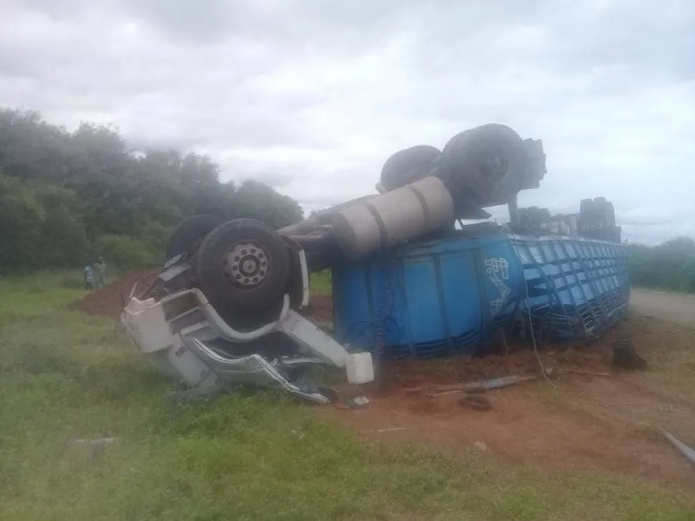 Tremendo choque de un camión: salió volando todo