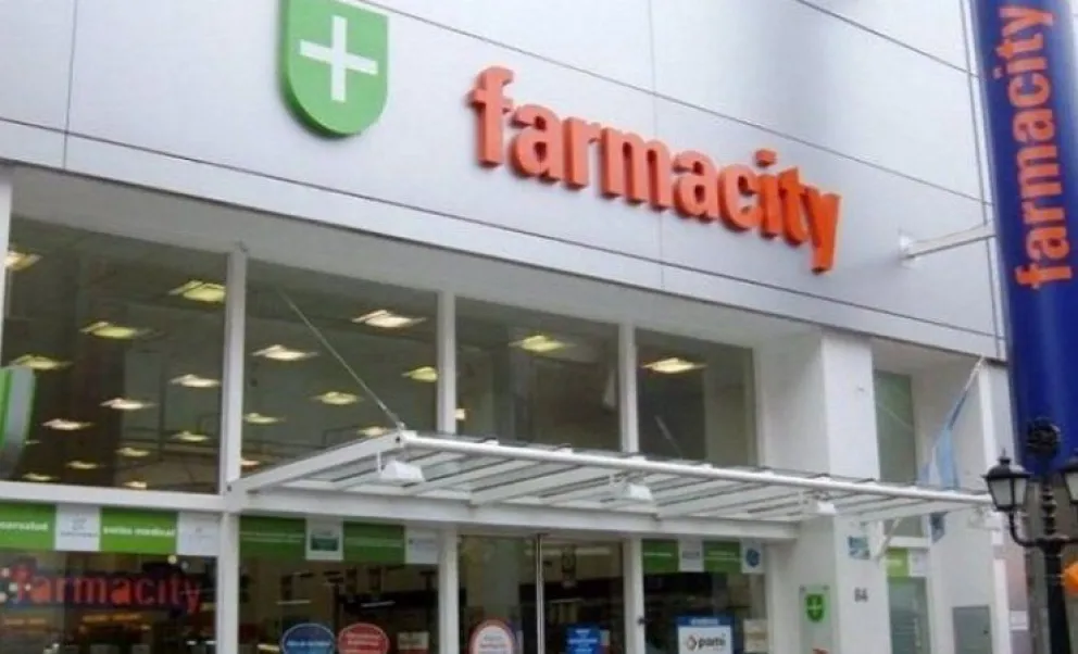 Denuncian que se inventó una carrera universitaria para beneficiar a Farmacity