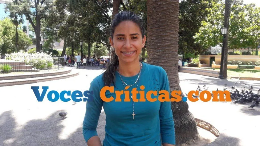 De Venezuela a Salta sin escalas: llegó sin plata, con su guitarra a cuestas y deleita a los salteños con su voz de sirena. VIDEO