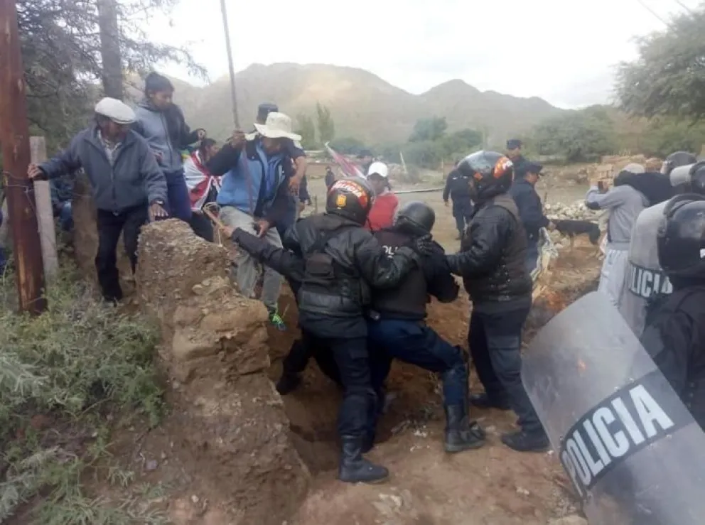 Originarios en Cachi son reprimidos: protestan contra la Bodega Puna. VIDEO