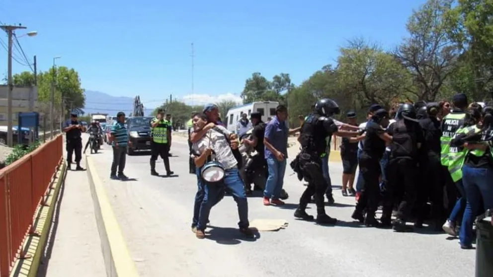 VIDEO. Así terminaron los docentes que cortaron el puente de ingreso a Cafayate en plena Serenata