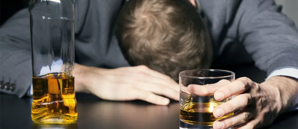 Viudas negras al acecho: ¡hombres mayores a cuidarse!