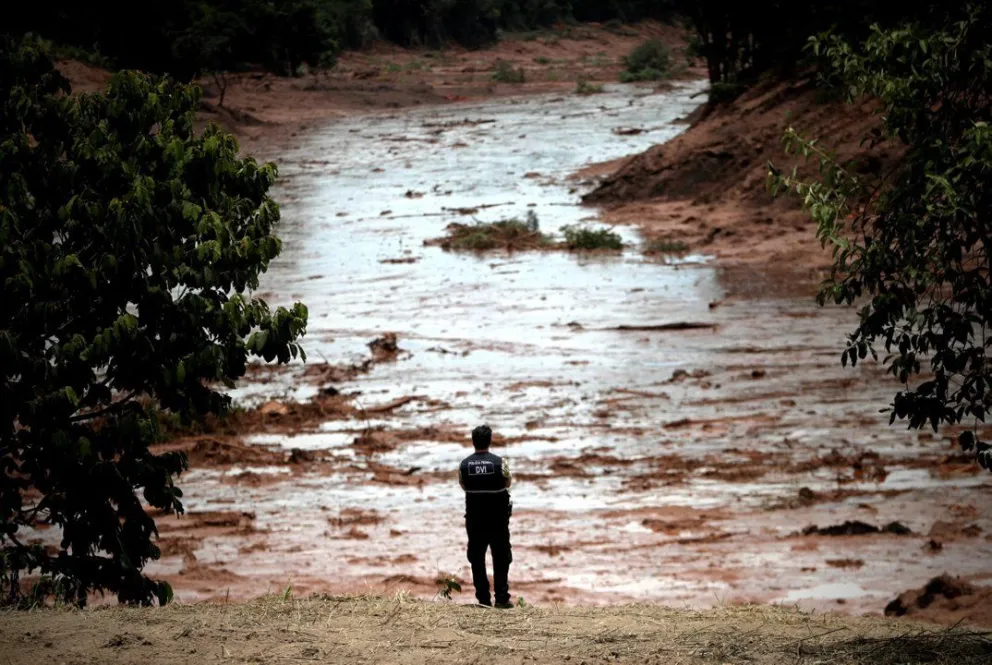 El impactante momento en el que se rompe el dique en Minas Gerais