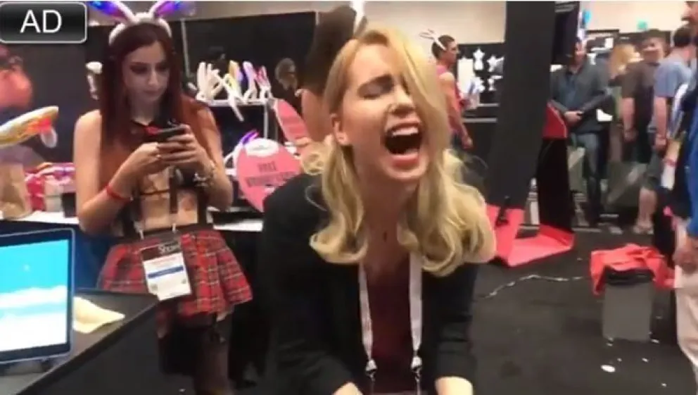 VIDEO. Mujer probó vibrador en feria de sexo y experiencia se volvió viral