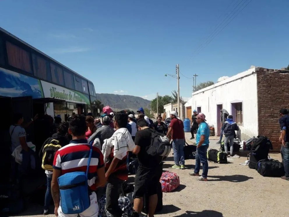 Mintieron a 28 salteños que trabajarían en la cosecha y los abandonaron en la ruta