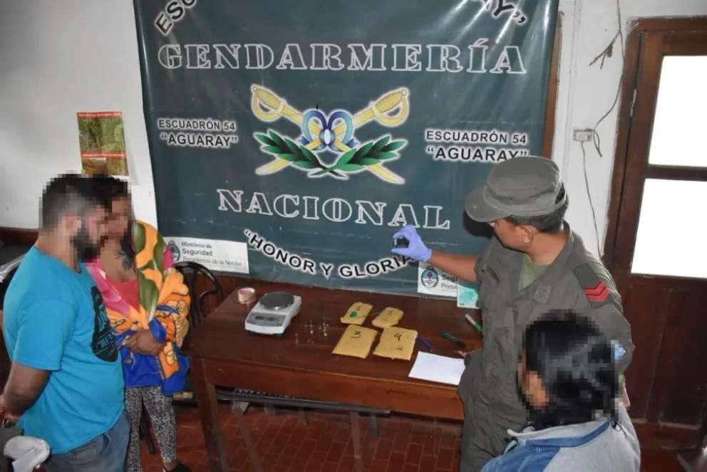 Mujer se pegó más de 2 kilos de cocaína al cuerpo
