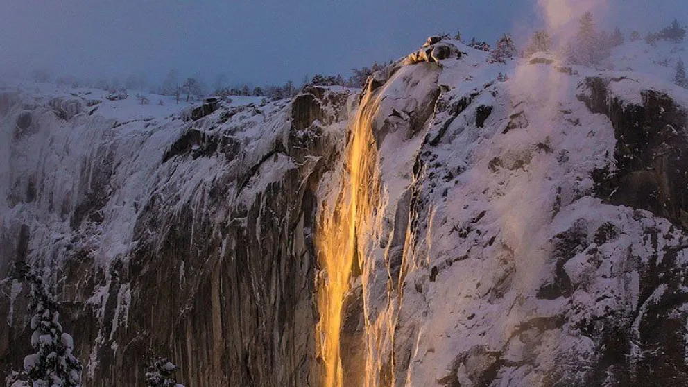 La 'cascada de fuego' de un parque nacional de EE.UU. vuelve a fascinar (FOTOS)
