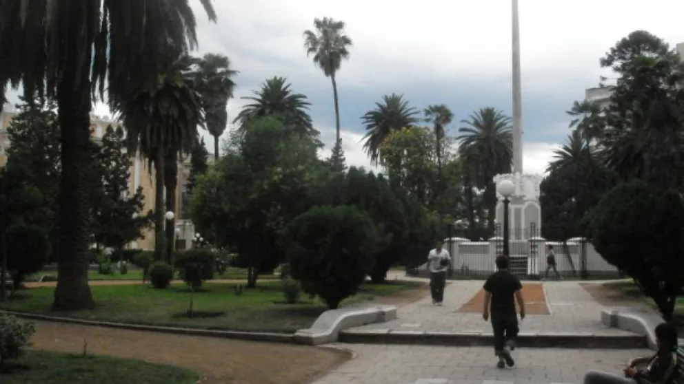 A la salida del colegio una salteña fue a la plaza de la Legislatura y terminó violada