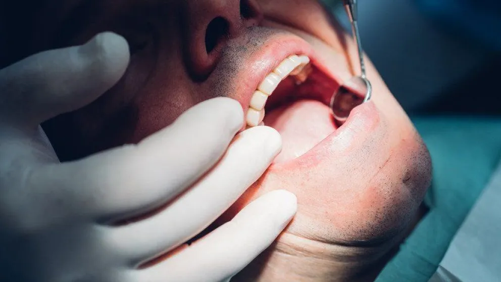 Pierde los dientes tras tomar 6 latas diarias de una bebida energética durante meses