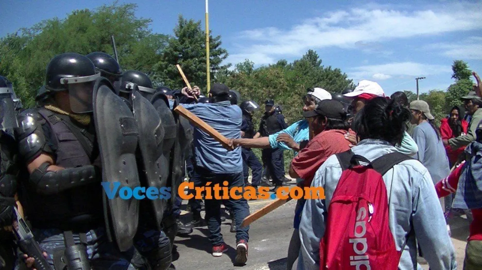 Policías heridos en una protesta contra el IPPIS: aborígenes causaron disturbios y cortes de ruta