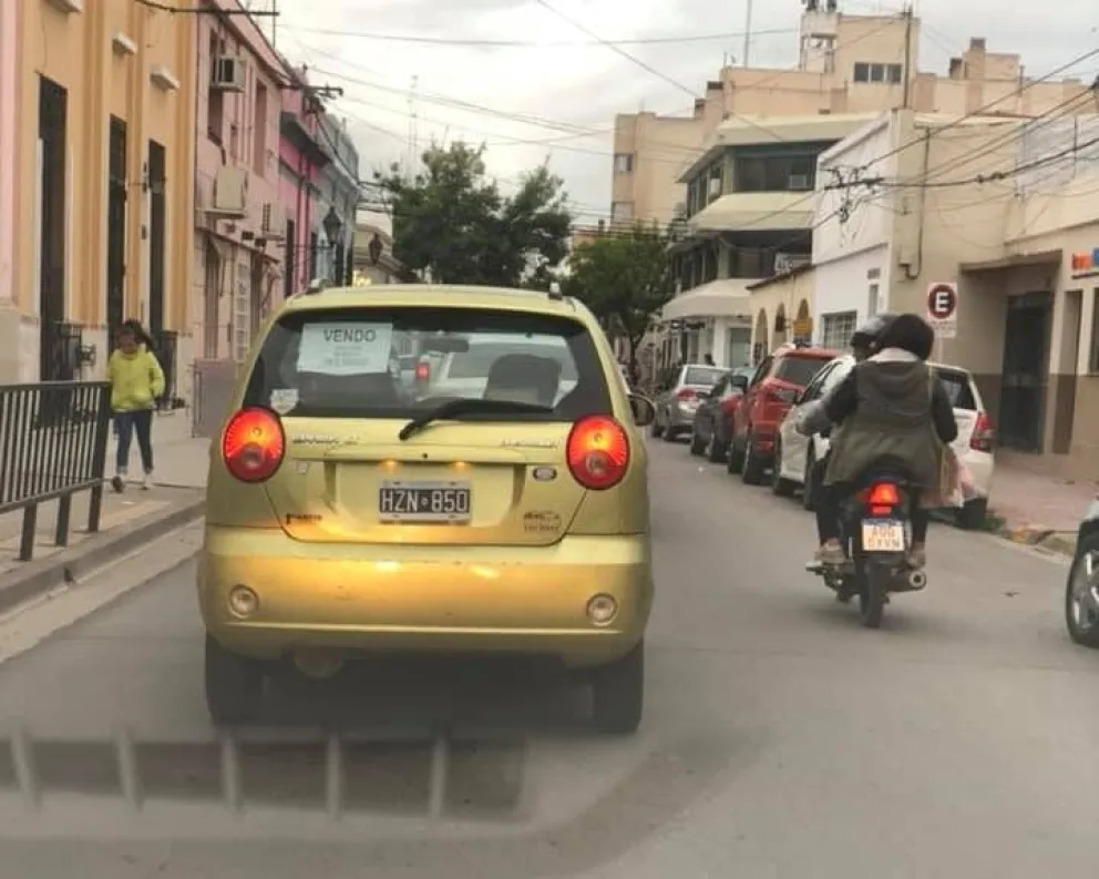 Salteños desalmados tiraron un perro por la ventana del auto y el animalito los persiguió sin parar. VIDEO