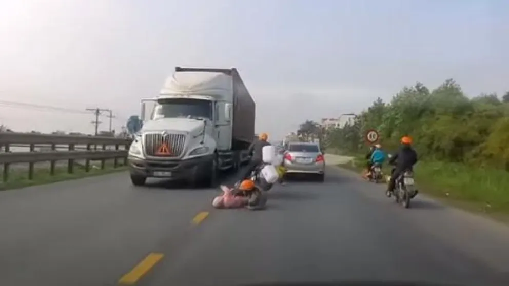 VIDEO. Milagrosa reacción de una mamá para evitar que camión aplastara a su hijo