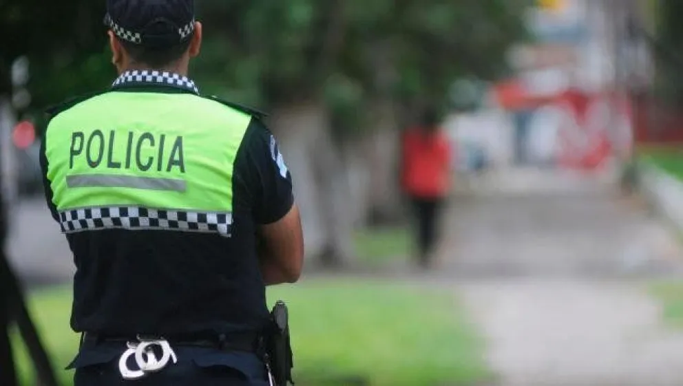 ¡Dale play!: momento exacto en la que un policía golpea fuertemente a una mujer