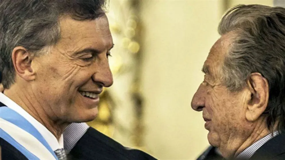 Mauricio Macri viaja desde San Martín de los Andes a Buenos Aires para despedir a su padre, Franco Macri,