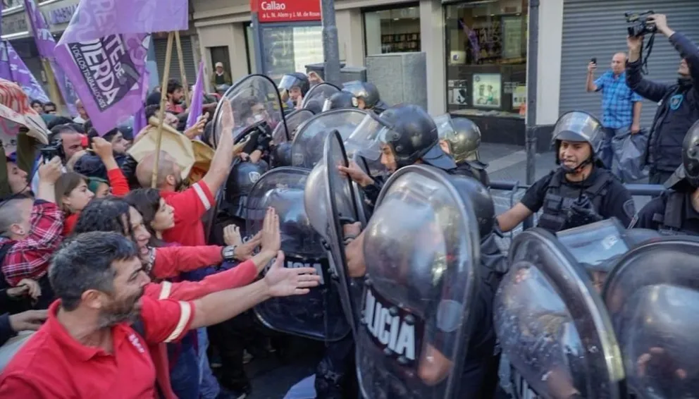 Represión a trabajadores de Coca Cola despedidos. VIDEO