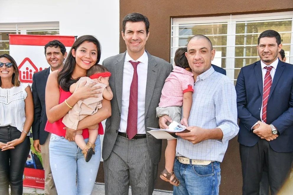 VIDEO: Urtubey entregó casas en Rosario de la Frontera
