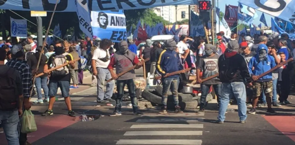 Quienes corten calles y hagan piquetes, se quedarían sin plan social. Polémico pedido de un diputado