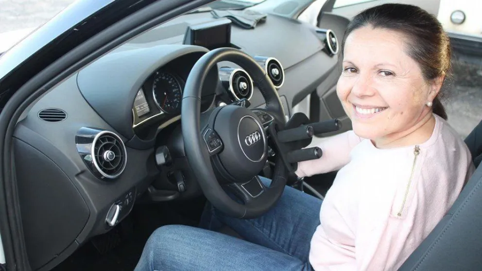 La mujer que obtuvo la licencia para manejar pese a que no tiene brazos