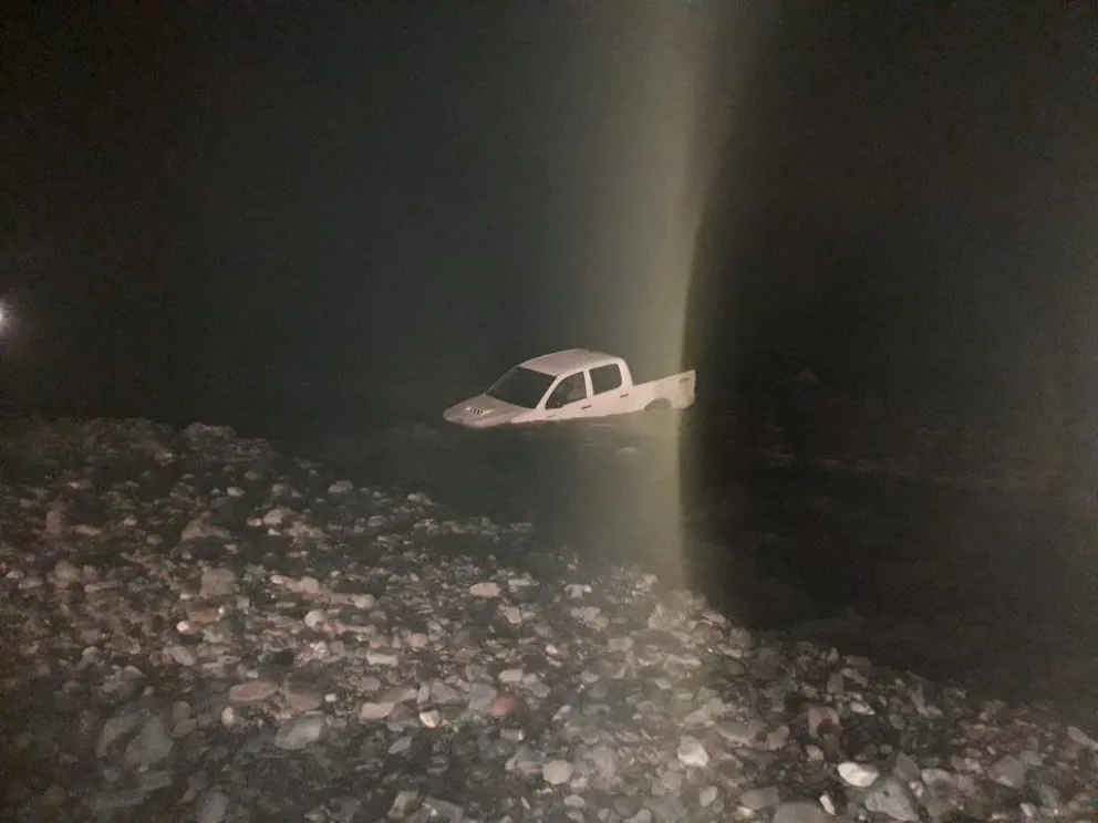 Salta: intentaron cruzar un río y quedaron varados