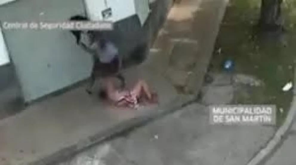IMPRESIONANTE VIDEO. Una mujer fue brutalmente golpeada en plena calle