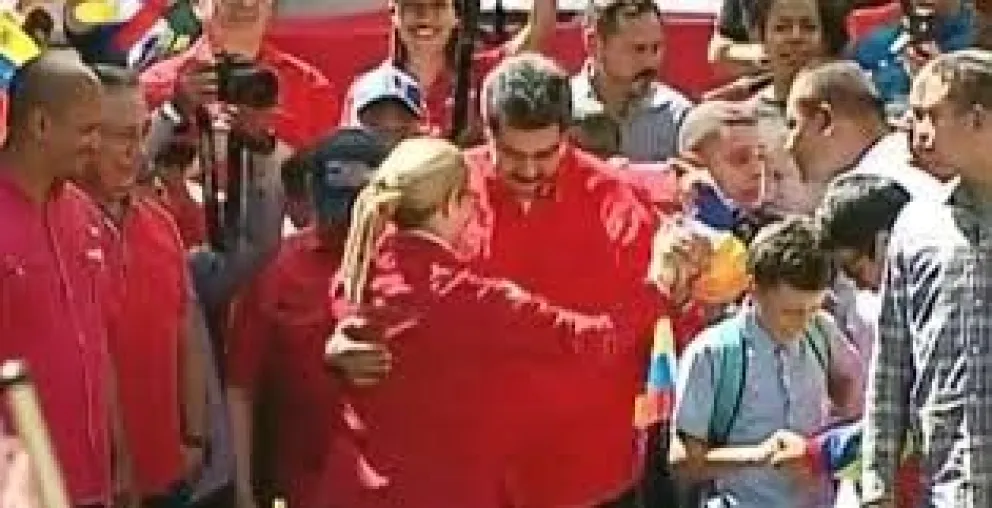 VIDEO. La insensibilidad de Maduro: él baila mientras su policía reprime en la frontera
