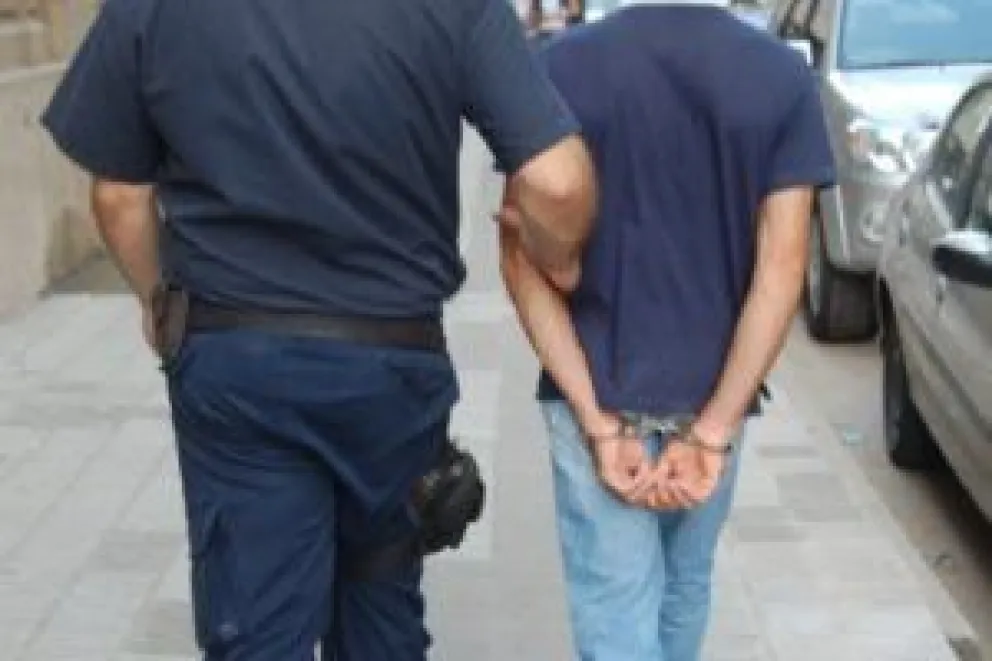 Ladrón roba a un niño de 13 años y la madre entrega el botín sustraído