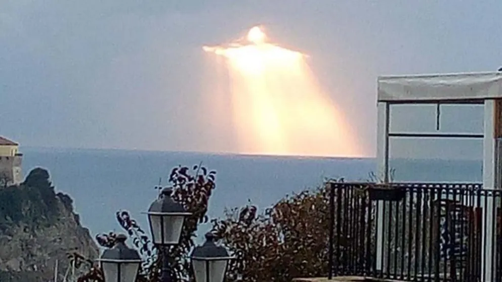 ¿Apareció Jesús en el cielo de un pueblo en Italia?
