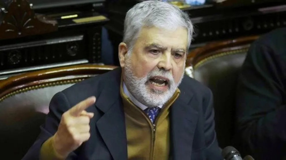 Hasta las manos: embargo millonario contra De Vido