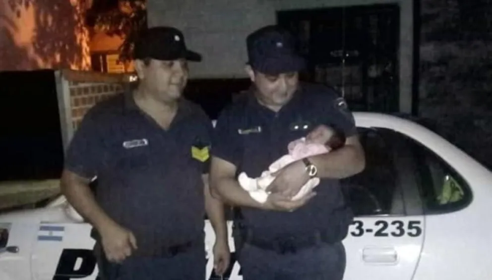 En un acto heroico, un policía revivó a una beba de 8 días