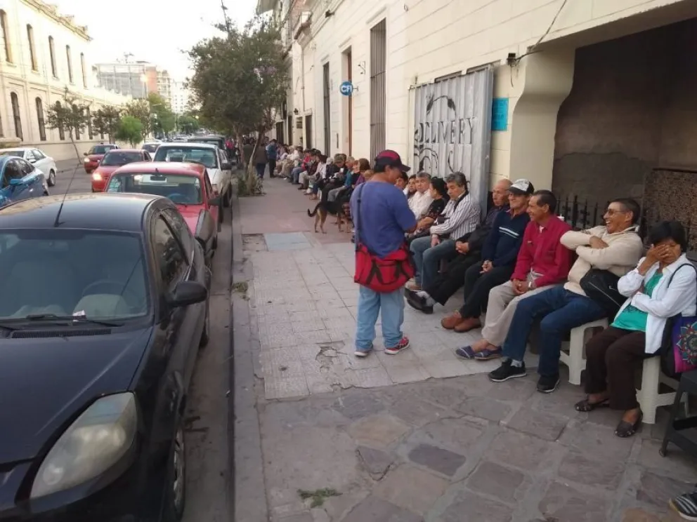 Viveza criolla: les cobran a los abuelos para sentarse en las largas filas del banco