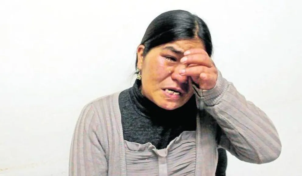 VIDEO: con el cadáver de su bebé en los brazos, boliviana denuncia negligencia médica