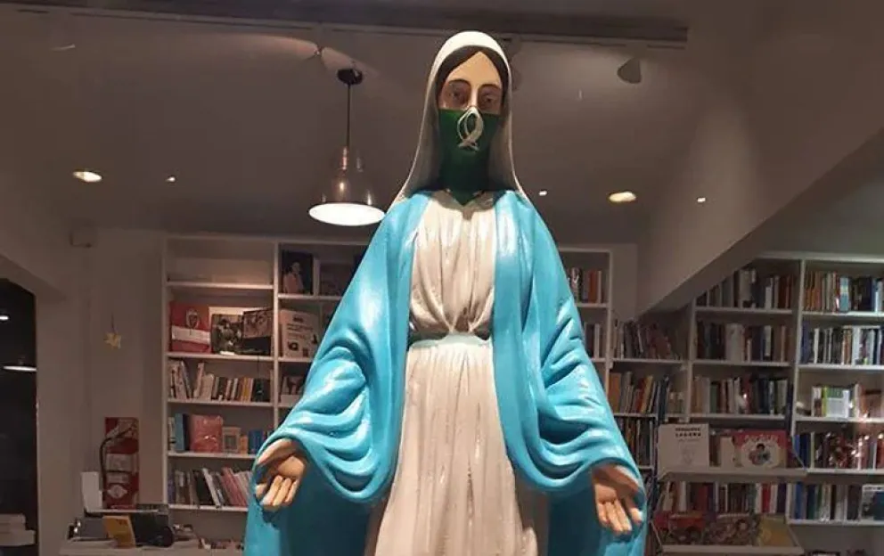 Polémica: le pintaron a una Virgen el pañuelo verde en el rostro