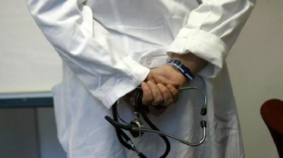Médico asqueroso y pervertido eyaculó sobre una paciente mientras le hacía una ecografía