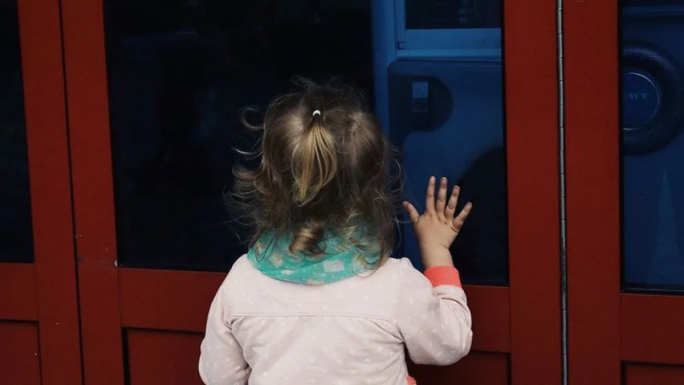Rusia: Una niña de 3 años muere deshidratada porque su madre la dejó encerrada